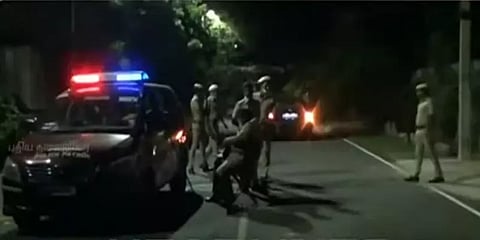 சாலையின் நடுவே மது அருந்திய கும்பல் – தட்டிக்கேட்டவரை தாக்கியதால் ஒன்று கூடிய ஊர்மக்கள்