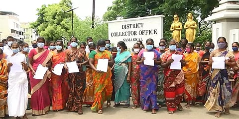 தேவை பேருந்து வசதி, கிடைத்தது டாஸ்மாக் வசதி: ஆட்சியரை சந்தித்து மனு அளித்த கிராம மக்கள்