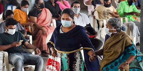 கேரளாவில் குறையும் தினசரி கொரோனா பாதிப்பு... பரிசோதனை குறைந்ததுதான் காரணமா? ஓர் அலசல்