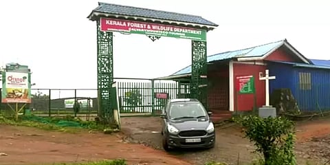 கொரோனா பரவல் எதிரொலி: முன்னறிவிப்பின்றி மூடப்பட்ட சுற்றுலா தலங்கள் - பயணிகள் ஏமாற்றம்