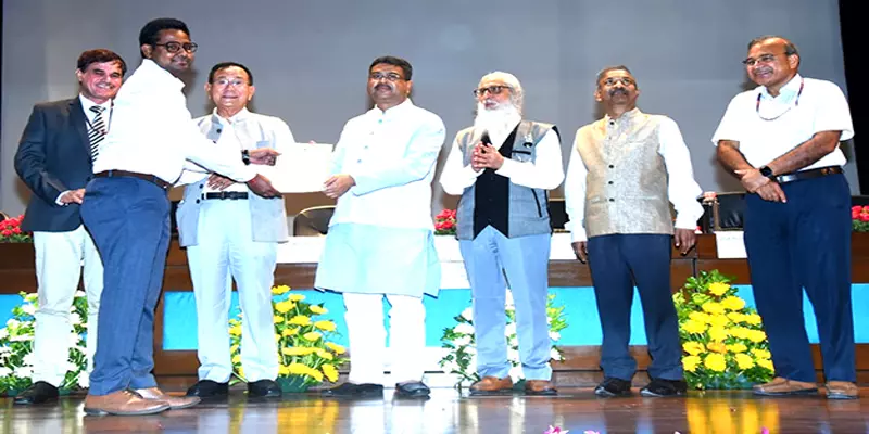 புதிய தொழில்நுட்பம் மூலம் தூய்மை பராமரிப்பு: பண்ணாரி அம்மன் கல்லூரிக்கு தேசிய விருது