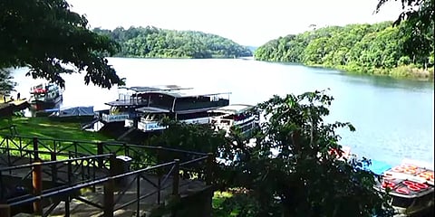 கொரோனா அச்சம்: சுற்றுலா பயணிகள் வருகையின்றி வெறிச்சோடி காணப்படும் தேக்கடி