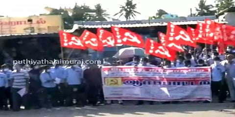 ஃபோர்டு நிர்வாகம் பணி உத்தரவாதம் வழங்க மறுப்பு: போராட்டத்தில் ஈடுபட்ட தொழிலாளர்கள்