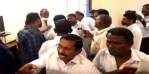 மதுரை: காங்கிரஸ் கட்சி ஆலோசனை கூட்டத்தில் தள்ளு முள்ளு