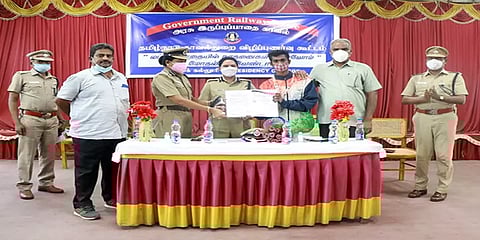 ரயில் பயணத்தில் மாணவர்கள் தகராறில் ஈடுபட்டால் புகார் அளிக்க புதிய எண் அறிமுகம்