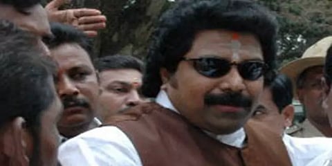 சிறுதாவூர் பங்களா வளாகத்தில் உள்ள வி.என்.சுதாகரனுக்கு சொந்தமான சொத்துக்கள் முடக்கம்