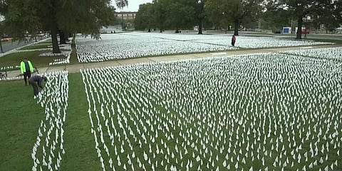 அமெரிக்கா: கொரோனாவால் உயிரிழந்தோருக்கு வெண்கொடியால் அஞ்சலி