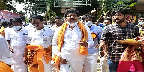 மன்னார்குடி: முன்னாள் அமைச்சர் காமராஜுடன் சசிகலாவின் சகோதரர் திவாகரன் சாமி தரிசனம்