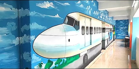 மதுரை: விமானம், ரயில் போன்று வகுப்பறைகளை வடிவமைத்துள்ள அரசுப்பள்ளி தலைமையாசிரியர்