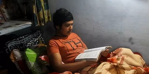 கால்கள் செயலிழந்தமையால் வறுமைக்கு தள்ளப்பட்ட இளைஞர் - வேலைவாய்ப்பு கேட்டு கோரிக்கை