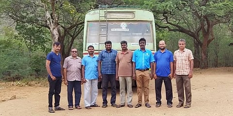 படிக்கும் ஆர்வத்தை தூண்டும் முயற்சி: மலைக்கிராம பள்ளிச்சுவர்களை வண்ணமயமாக்கும் ஆசிரியர்கள்