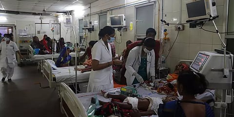 'மருத்துவ வசதியின்மையும் முக்கியக் காரணி'- வட இந்தியாவில் காய்ச்சலுக்கு மடியும் குழந்தைகள்