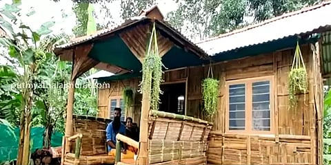 கேரளா: ஆசைபட்ட மனைவிக்கு 20 ஆயிரம் செலவில் மூங்கில் வீடு அமைத்துக் கொடுத்த தொழிலாளி