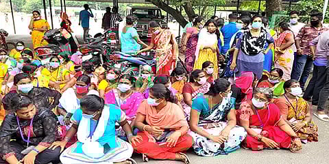 காஞ்சிபுரம்: ஆறு மாதங்களாக சம்பளம் வழங்காததை கண்டித்து ஆட்சியர் அலுவலகம் முற்றுகை