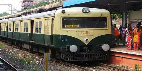 சென்னை: ஓடும் ரயிலில் பெண்ணிடம் 11.5 சவரன் நகை பறிப்பு