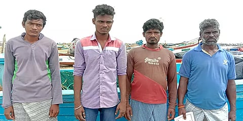 நடுக்கடலில் நாகை மீனவர்களை மிரட்டி பொருட்களை பறித்துச் சென்ற இலங்கை மீனவர்கள்