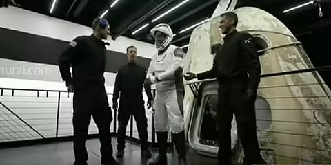 அமெரிக்கா: 585 கி.மீ அப்பாலிருந்து பூமியை ரசித்த சுற்றுலாப் பயணிகள்