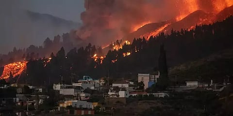 ஸ்பெயினில் வெடித்துச் சிதறும் எரிமலை; பாதுகாப்பான இடங்களுக்கு மக்கள் வெளியேற்றம்