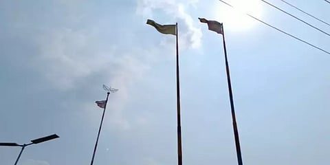 காஞ்சிபுரம்: விதியை மீறி 100 அடி கொடிக்கம்பத்தில் வானுயர்ந்து பறக்கும் கட்சிக்கொடிகள்