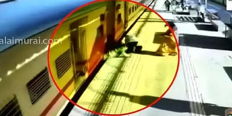 மகாராஷ்டிரா: ஓடும் ரயிலில் ஏற முயன்று விபத்தில் சிக்கிய பெண்