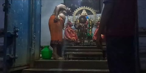 அபிஷேகத்திற்கு பிளாஸ்டிக் குடம்: விவரம் கேட்டவருக்கு பொய்த்தகவலை கொடுத்த கோயில் நிர்வாகம்