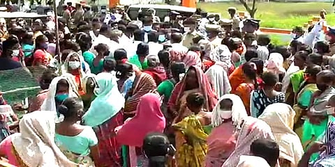 டாஸ்மாக்கை மூடு: திருத்தணியில் தர்ணா போராட்டத்தில் ஈடுபட்ட பொதுமக்கள்