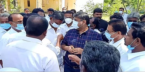 அரசுப் பள்ளியில் அவசர கதியில் கட்டப்பட்ட கழிப்பிடம்: எச்சரித்த தருமபுரி எம்பி