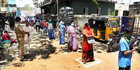 நியாயவிலை கடையில் மக்களை அலைக்கழித்தால் நடவடிக்கை: அதிகாரிகளுக்கு தமிழக அரசு எச்சரிக்கை