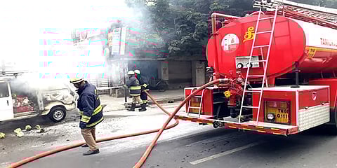 சென்னை: சாலையில் சென்ற ஆம்னி வேன் திடீரென தீப்பற்றி எரிந்ததால் பரபரப்பு