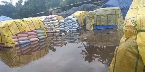 “இயற்கையும் எங்களை விட்டுவைக்கவில்லை” : கனமழையால் சேதமான நெல்மூட்டைகள் - விவசாயிகள் வேதனை