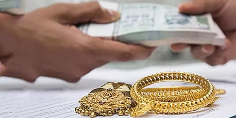 முறைகேடாக நகைக்கடன்: பணத்தை வசூலிக்க உத்தரவு