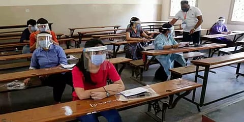 "மகாராஷ்டிராவில் நீட் தேர்வை ரத்து செய்க" - உத்தவ் தாக்கரேவுக்கு காங்கிரஸ் கடிதம்