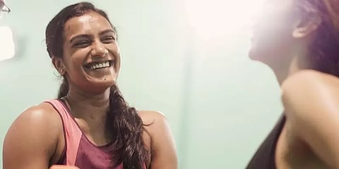 பிவி சிந்துவுடன் பேட்மிண்டன் விளையாடிய தீபிகா படுகோனே