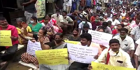 சென்னை: நீர்நிலைகளை ஆக்கிரமித்துள்ள குடியிருப்புகளை அகற்ற நோட்டீஸ் வழங்க எதிர்ப்பு