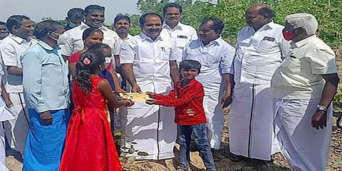 சுற்றுச்சூழலை பாதுகாக்கும் மரக்கன்றுகளை வளர்க்கும் முன்னாள் வருவாய் ஆய்வாளருக்கு பாராட்டு