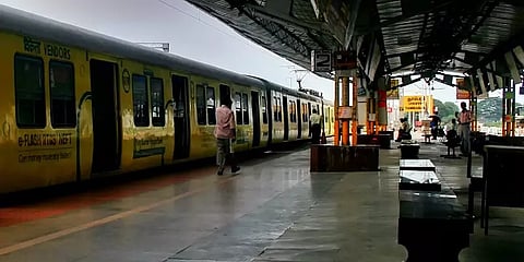 தாம்பரம்: ரயில் நிலையம் அருகே கல்லூரி மாணவி குத்திக்கொலை; குத்தியவரும் தற்கொலை முயற்சி