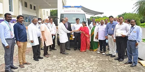 சென்னை எஸ்ஆர்எம் மருத்துவமனைக்கு நடமாடும் கிளினிக்கை நன்கொடையாக அளித்த குயிக் ஹீல்