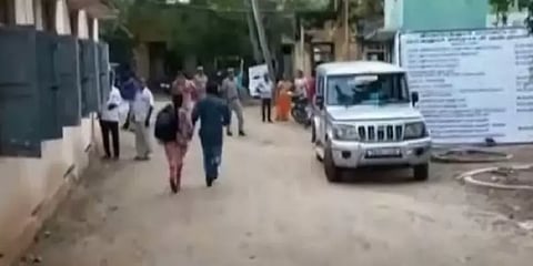 போட்டியின்றி தேர்வாகும் ஊர்மக்களின் எதிர்ப்பை மீறி மனுத்தாக்கல் செய்த பட்டியலினப் பெண்