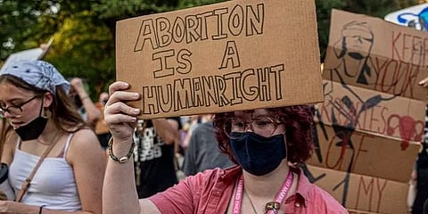 டெக்சாஸ் கருக்கலைப்பு சட்டத்தால் வலுக்கும் சர்ச்சை... யாருக்கு அதிக பாதிப்பு?