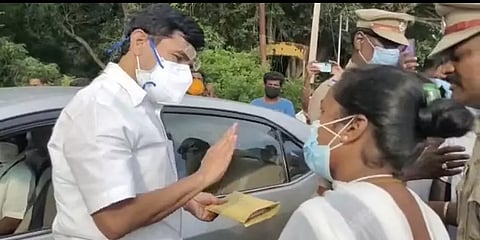 சென்னை: தலைமைச் செயலர் இறையன்பு காரை வழிமறித்து கோரிக்கை வைத்த பொதுமக்கள்