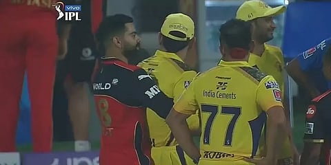 தோனியை அன்போடு பின்னாலிருந்து ‘ஹக்’ செய்த கோலி - இணையத்தில் வைரலாகும் போட்டோ