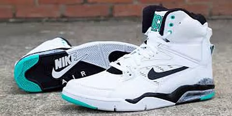 கொரோனா நெருக்கடி - தேவைக்கேற்ற பொருள்களை விநியோகிக்க இயலாத நிலையில் நைக் நிறுவனம்