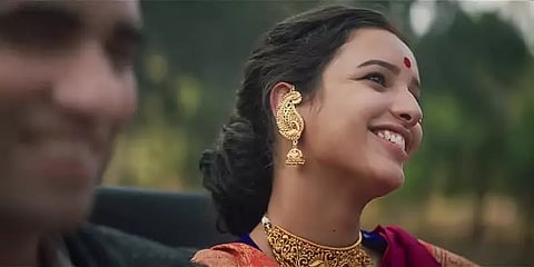 ஓடிடி திரைப் பார்வை 2: புல்புல் - அர்த்தம் கற்பிக்கும் ரத்தம் தோய்ந்த கவிதை!