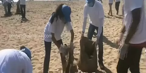 கடற்கரை பகுதியை சுத்தம் செய்த எஸ்.ஆர்.எம். மாணவர்கள்