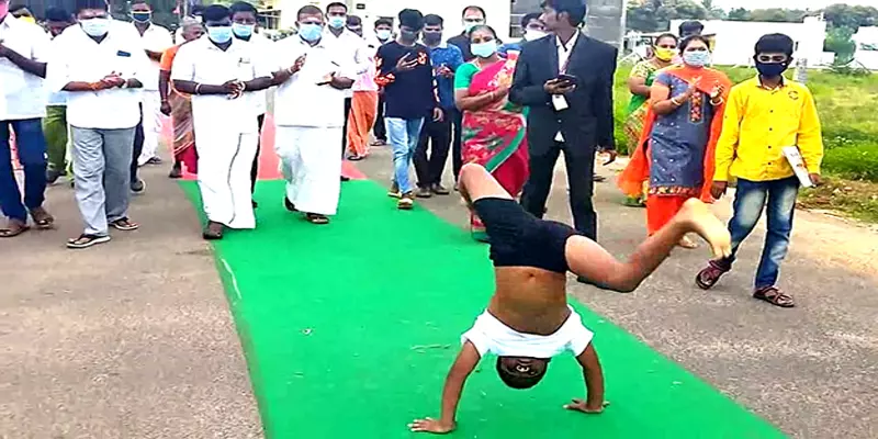 திருப்பூர்: தொடர்ந்து 500 மீட்டர் தூரம் சக்கராசனம் செய்து சாதனை படைத்த 9 வயது சிறுவன்