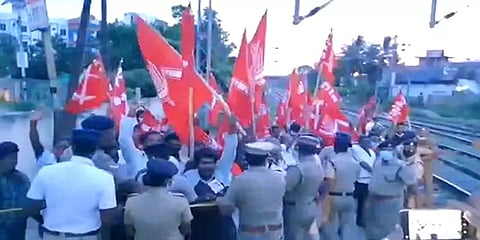 மத்திய அரசை கண்டித்து கும்பகோணத்தில் நடைபெற்ற ரயில் மறியல் போராட்டம்