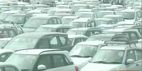 டெல்லி: வேளாண் சட்ட எதிர்ப்பு போராட்டம் - அணிவகுத்து நிற்கும் ஆயிரக்கணக்கான வாகனங்கள்