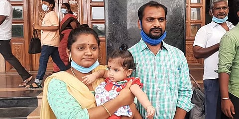 தசைநார் சிதைவு நோயால் பாதிக்கப்பட்ட சேலம் சிறுமி ஸ்ரீஷாவுக்காக அரசு உதவியை நாடும் பெற்றோர்