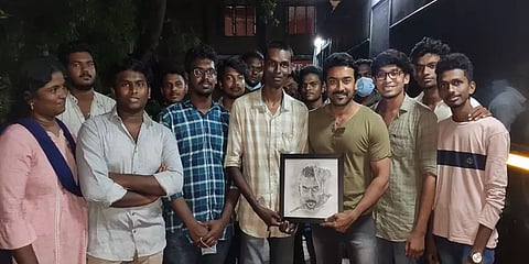 ’எதற்கும் துணிந்தவன்’ படப்பிடிப்பில் சூர்யாவுக்கு ஓவியத்தை பரிசாக வழங்கிய ரசிகர்கள்