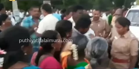 கிருஷ்ணகிரி: பெண்களை கேலிசெய்த இளைஞர்களை கட்டிவைத்து அடித்த மக்கள் - வீடியோ